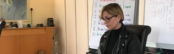 Sabine Noordeloos lachend op de foto
